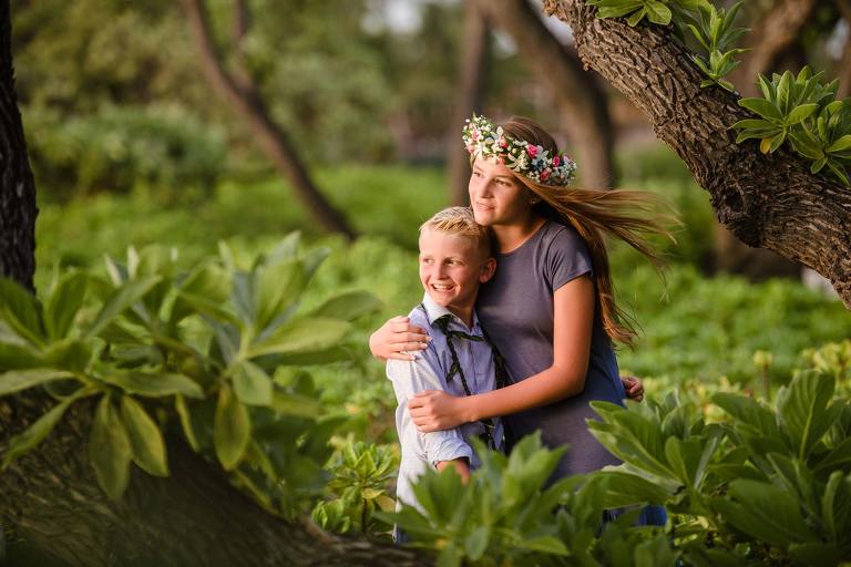 kids hugging in hawaii